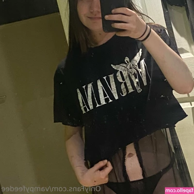vampyfeedee [ vampyfeedee-1 ] - Spreading my asshole for you  Come and breed me already