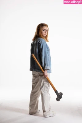 Maisie Williams [ maisie-williams-1 ] - Hey babes! I'm streaming on my Chaturbate channel!!!