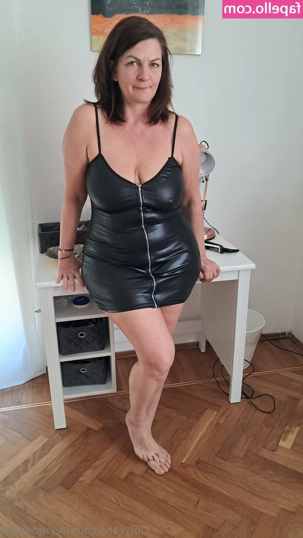 heymonique [ heymonique-10 ] - Going live in 30 mins make sure you're active!!!