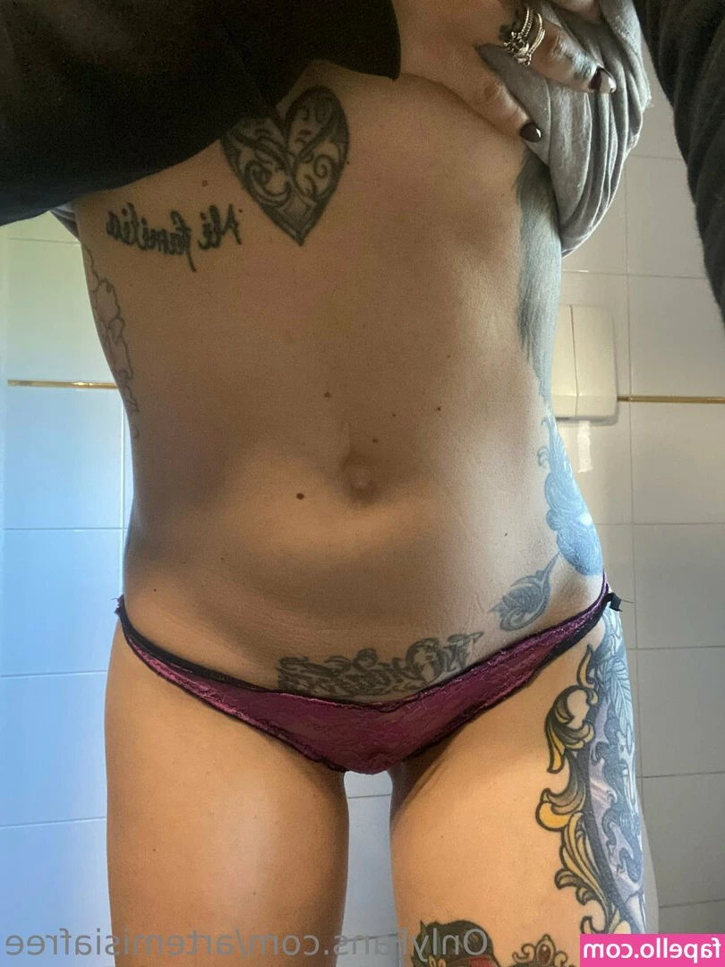 artemisiafree - I m naked right now  wanna get behind me