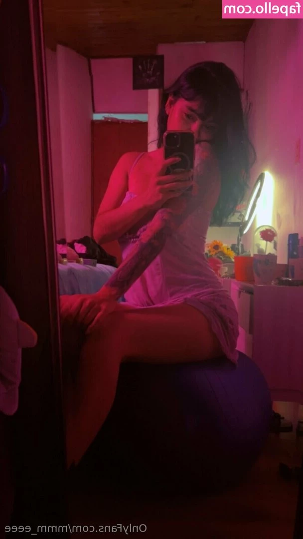 mmm_eeee [ mmm-eeee ] - 2 beach house booty pics