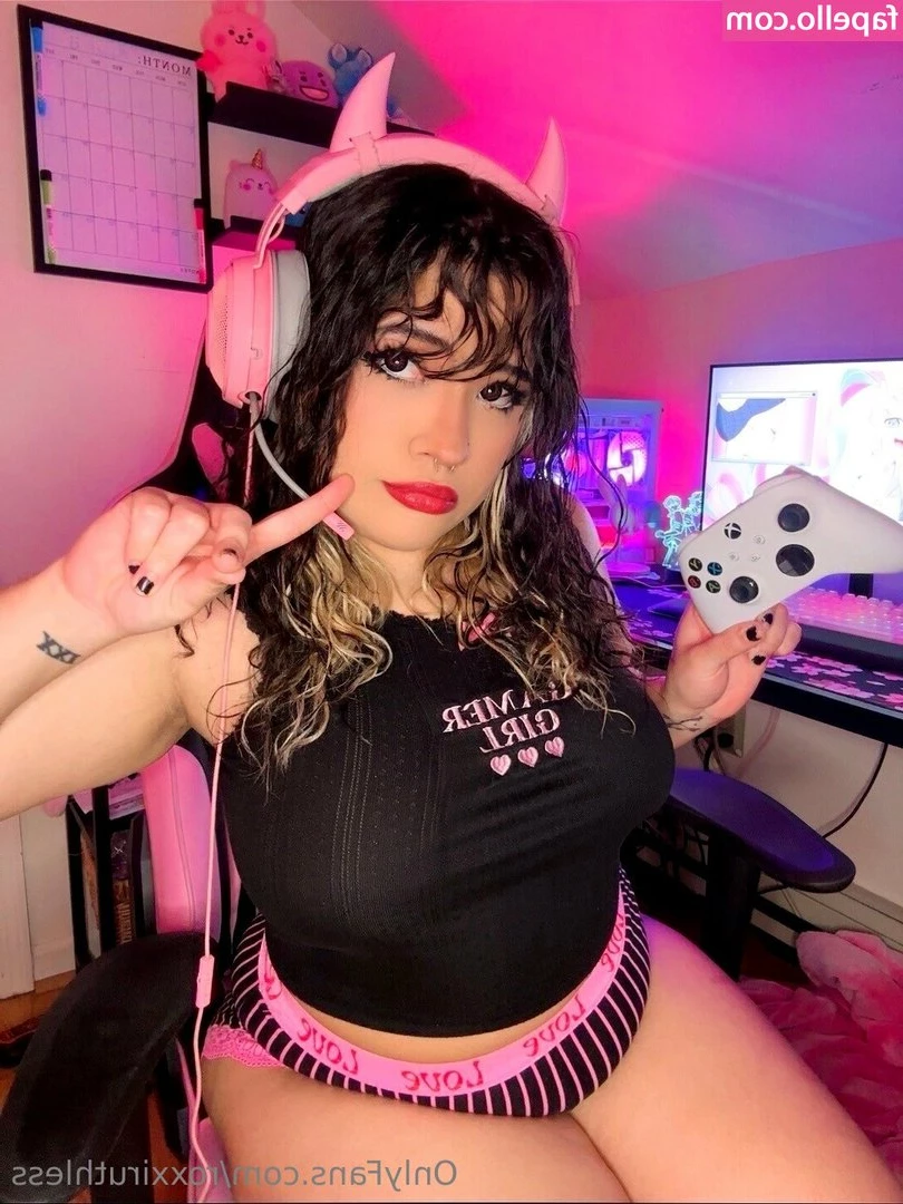 roxxiruthless - Mmm  would you kiss these beautiful feet