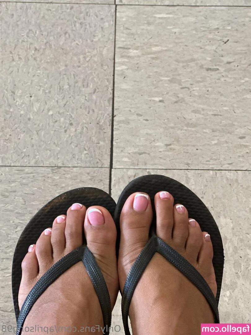 aprilsong98 - How I love teasing you with this fat ass and soft soles, will you
