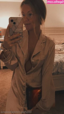 Dailyserena - Are you a desperate little asshole licker??