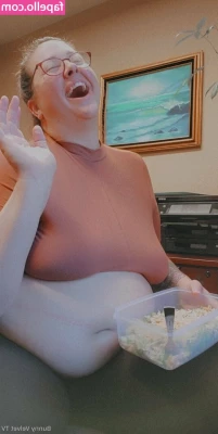 bunnyvelvettvfree - Any gents feeling generous enough to buy me lunch today?