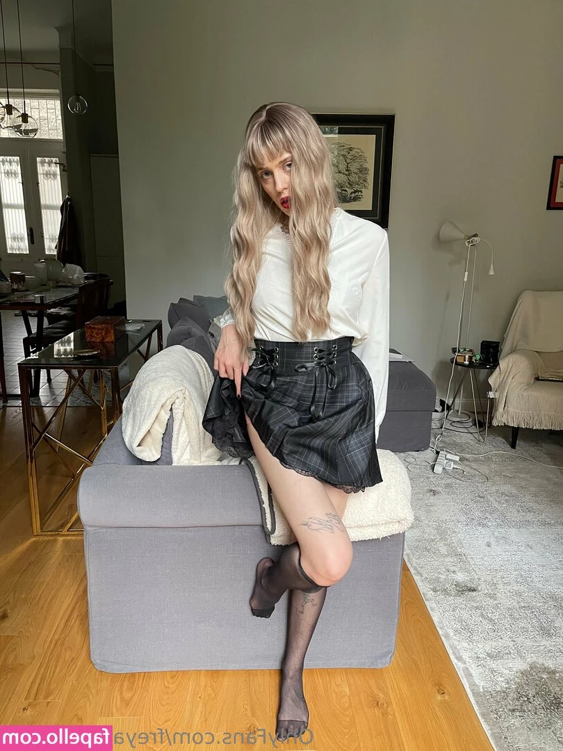 freyadominatrix - Shows off all the right curves 🥰