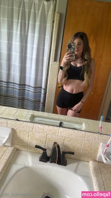 ashleyy_bby [ ashleyy-bby ] - Just a quick post work rough feet vid  they do be needing a good rub