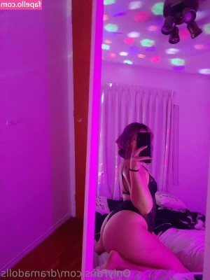 dramadolls - Que rica se me ve la vagina, les provocaría morderla? A MI ME