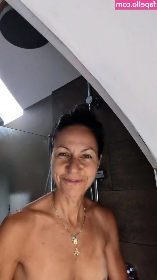 Julia Bradbury [ julia-bradbury ] - it is Wednesday my dudes