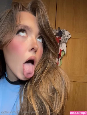 holliefyy [ holliefyy-1 ] - Popped out for dinner this afternoon and didn t wear a bra so grabbed