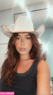 holliefyy [ holliefyy-1 ] - way more than an armful of titty