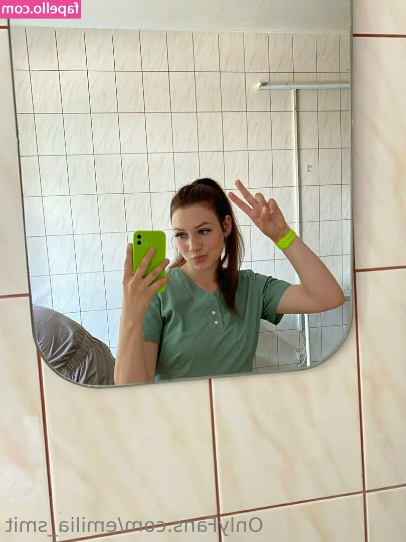 Emilia Smit [ emilia-smit ] - These legging really know how to  accentuate  the assets