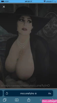 Monroemenagerie - Naked from the waist down