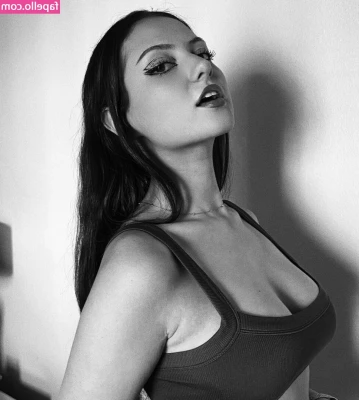 Hannah Montoya [ hannah-montoya-1 ] - (.)(.) just goofin around with my titties out takin silly selfies