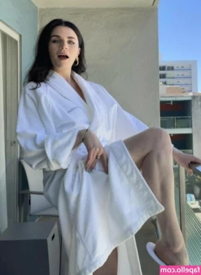 Aisling Bea [ aisling-bea ] - Front or back
