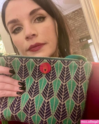 Aisling Bea [ aisling-bea ] - happy tuesdayyyyyy