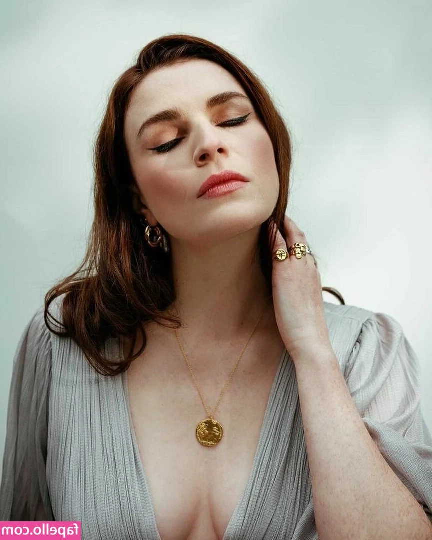 Aisling Bea [ aisling-bea ] - Tip to uncover and see that