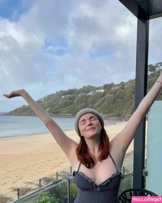 Aisling Bea [ aisling-bea ] - I m letting everyone know something about me   Tell me  what s yours