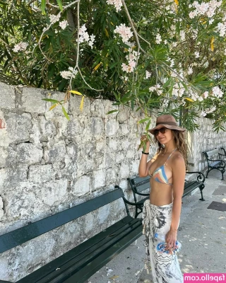 Emmanuelle Chriqui [ emmanuelle-chriqui ] - Lo que más me gusta de este atuendo es mi lengüita  y a ustedes