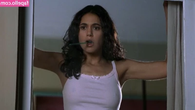Emmanuelle Chriqui [ emmanuelle-chriqui ] - ella tiene sus teticas  Cuando la pone en 4 su culo rebota