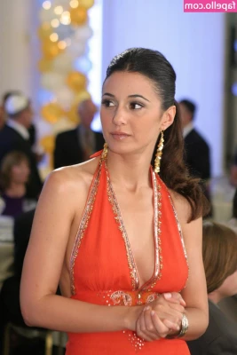 Emmanuelle Chriqui [ emmanuelle-chriqui ] - New mini skirt