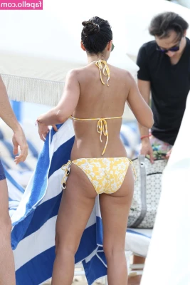 Emmanuelle Chriqui [ emmanuelle-chriqui ] - Beach bum