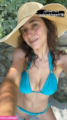 Emmanuelle Chriqui [ emmanuelle-chriqui ] - Let's just spend Sunday in bed 😇