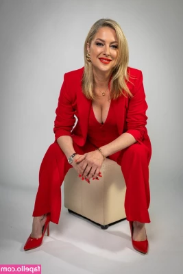 Gemma Bissix [ gemma-bissix ] - Looking for a comfy place to sit