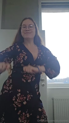 studentmi - Can't decide if I should keep the shoes on or take them off while