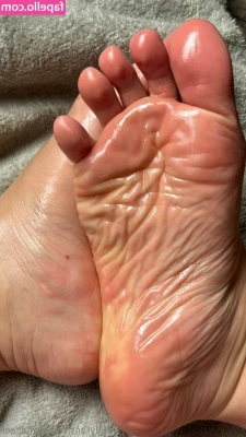 joyfullfeet - I’m active and taking special requests 😌😘