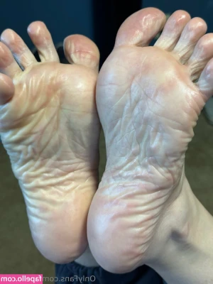 joyfullfeet - I m lonely   amp  horny  cum play