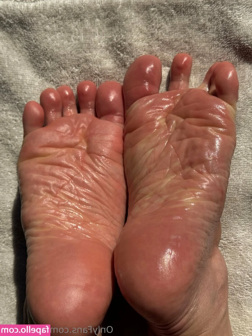 joyfullfeet - Why photoshop when you can look like that     thanks to quarantine