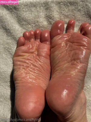 joyfullfeet - Crush/feet/giantess video! Giantess_Lady destroy a city...