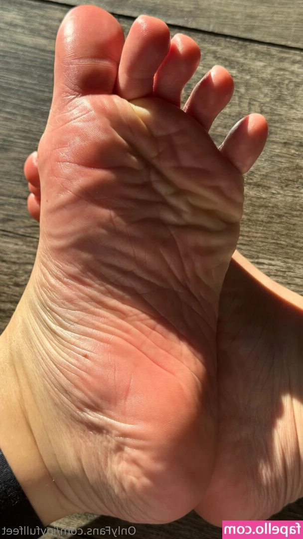 joyfullfeet - Mmm guardarmi mentre mi spalmo tutta di crema fa eccitare anche me