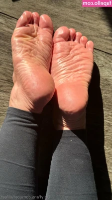 joyfullfeet - Free Subscription     Wanna have some fun        karolsexii     