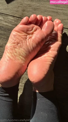 joyfullfeet - I am powerless towards your tenderness