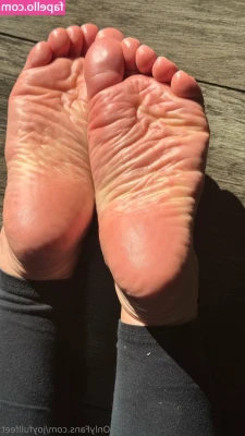 joyfullfeet - Contest  Describe me in 4 words on this post    this post  and I ll
