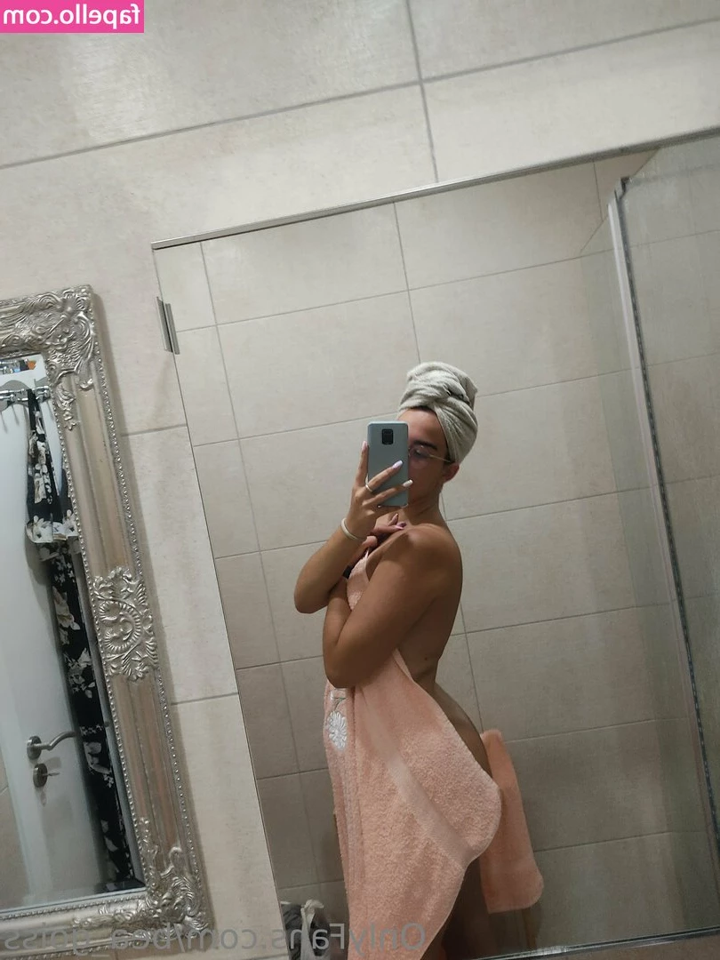 btzgs - Are you looking at something? 👀🍑