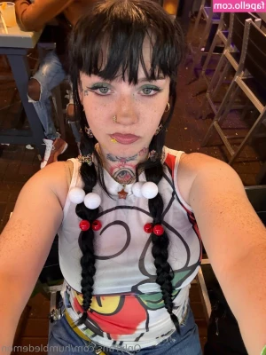 humbledemon - I m feeling extra horny tonight and I kinda want to see some cock to