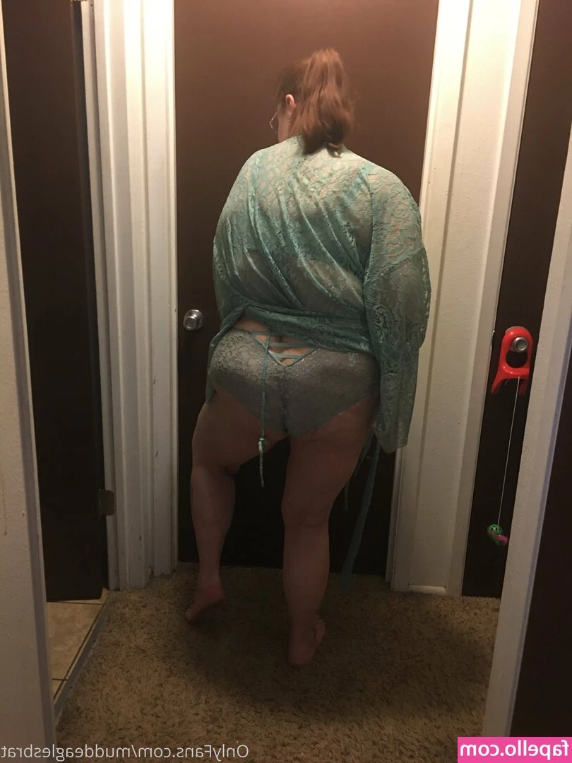 muddeaglesbrat - Premise of this shoot  horny video editor takes advantage of having