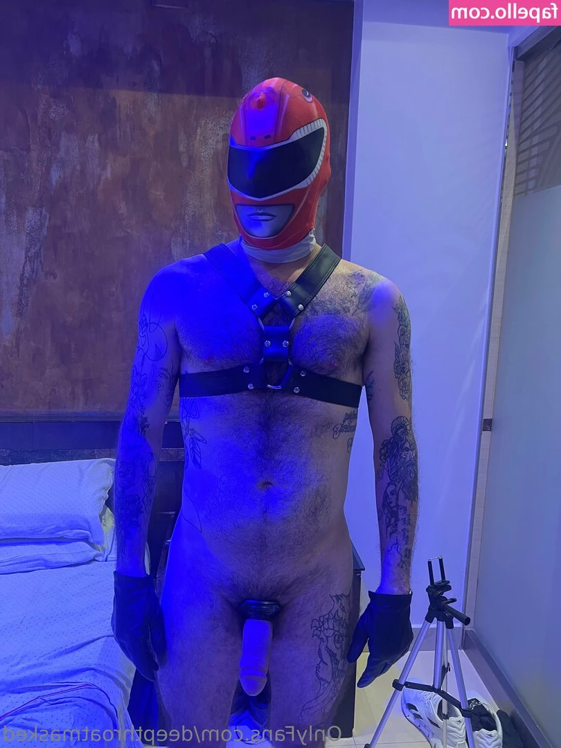 deepthroatmasked - Wide open to presents   I ve been naughty