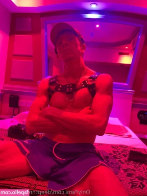 deepthroatmasked - Feeling horny    Got a few new items to play with  Send a tip to let
