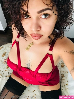 olivia_jones2 [ olivia-jones2 ] - Can I give you a footjob