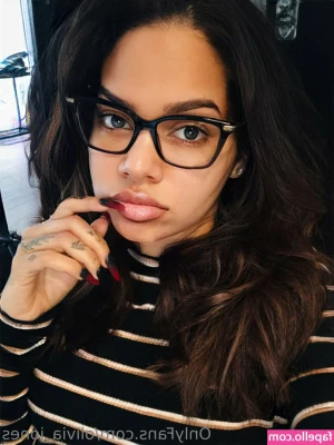 olivia_jones2 [ olivia-jones2 ] - Want a squeeze?