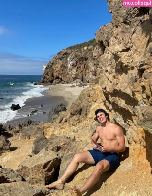 hayesgrier [ hayesgrier-11 ] - you crouch down and watch