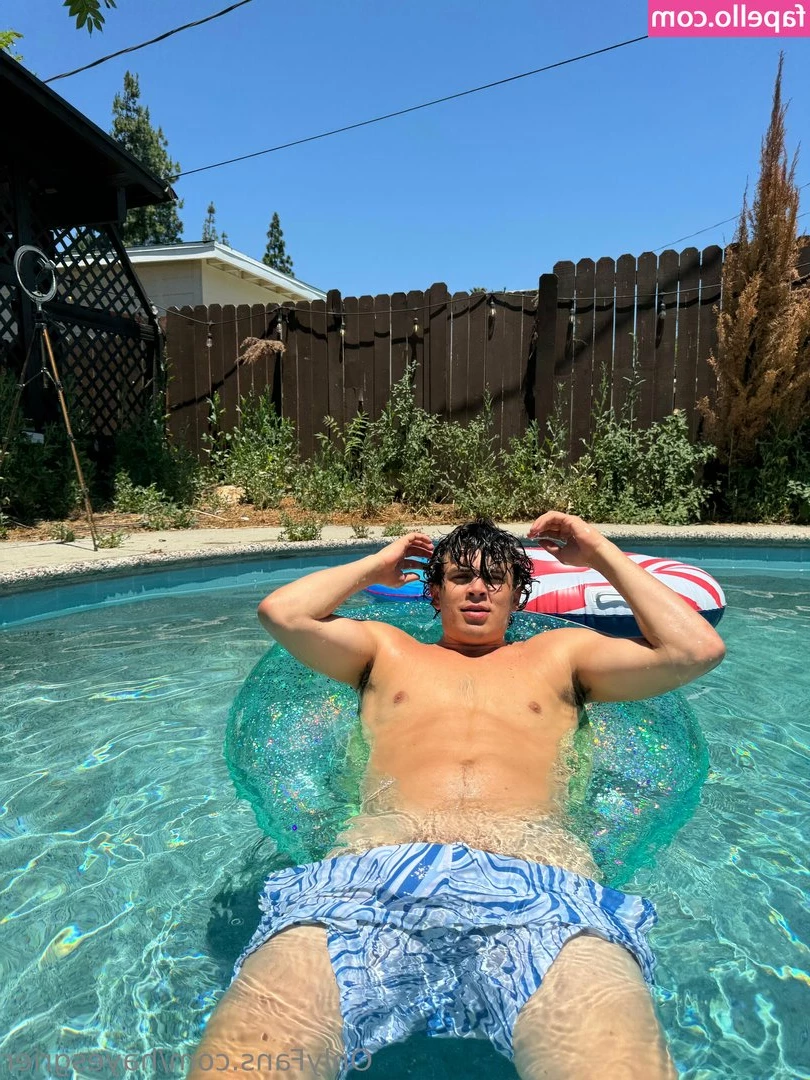 hayesgrier [ hayesgrier-11 ] - Think I might have a new fetish  watching guys humping random