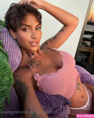 alexa.alita [ alexa-alita ] - Hey you  yes YOU  cum get behind me
