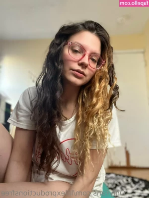 lillexpfree - Alone in the hotel room