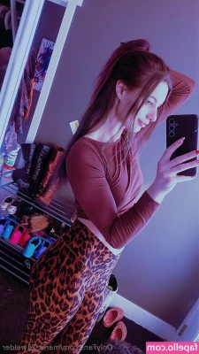 marie_21welder [ marie-21welder ] - Wonder what it would look like if these were a little tighter 👅