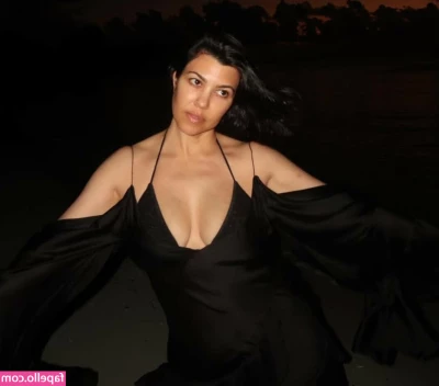 Kourtney Kardashian [ kourtney-kardashian ] - Happy Friday to you all
